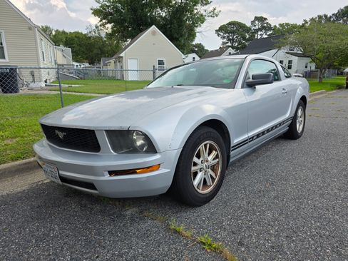 Used 2005 Ford Mustang Premium RWD image 2