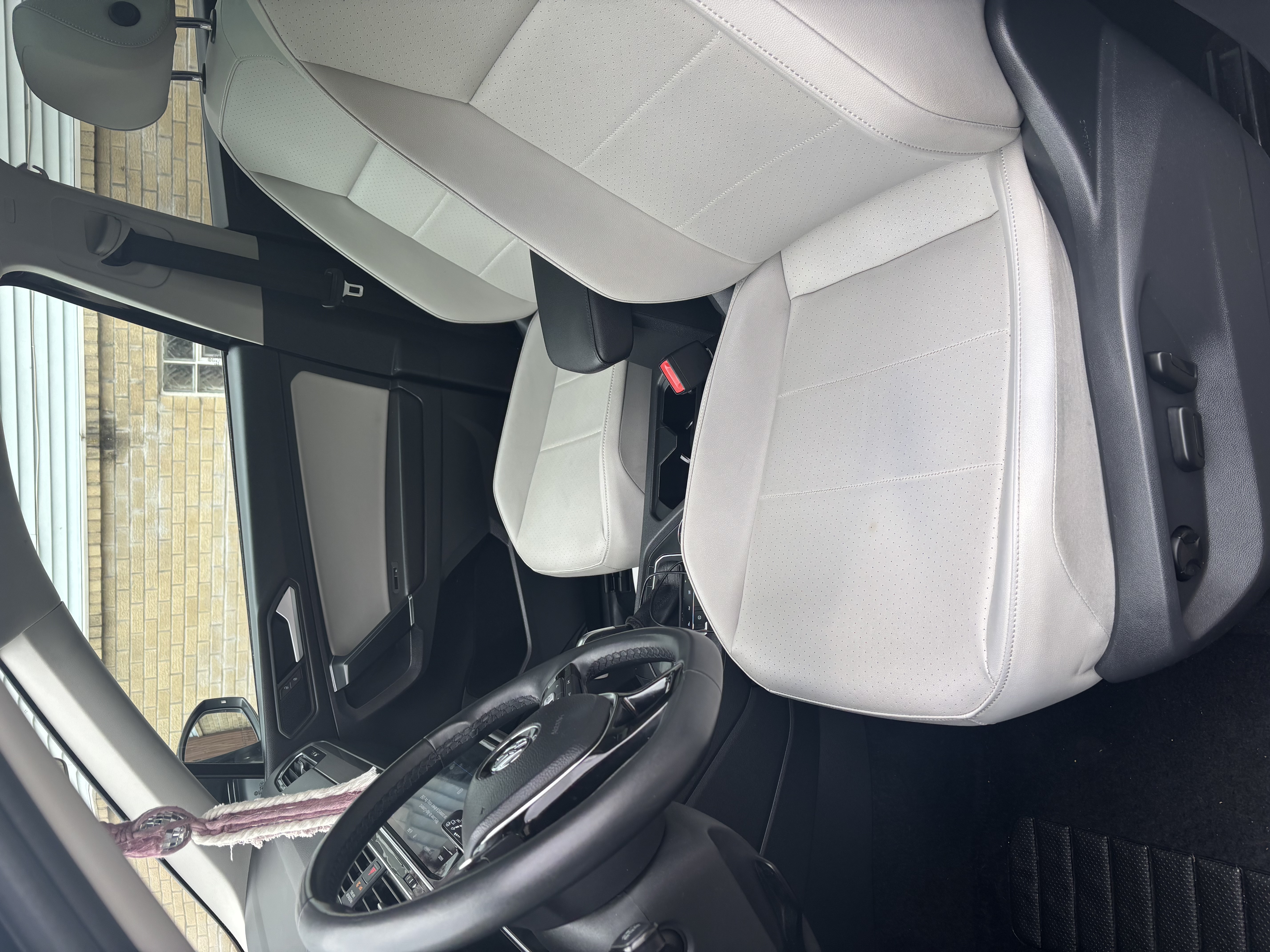 Used 2020 Volkswagen Tiguan SEL AWD/4WD image 4