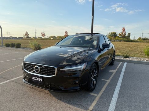 Used 2019 Volvo S60 T6 R-Design image 2