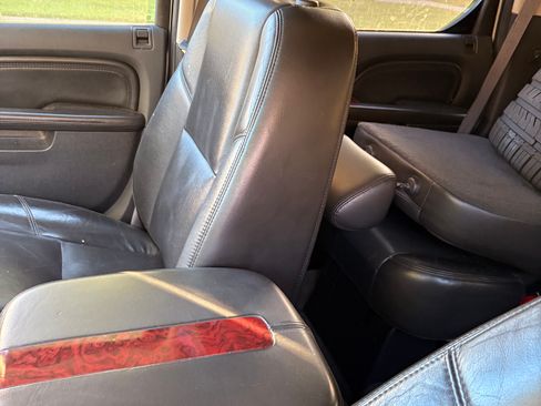 Used 2010 Cadillac Escalade Luxury image 4