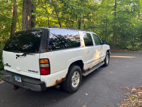 Used 2004 Chevrolet Suburban LT w/ Preferred Equipment Group image 4