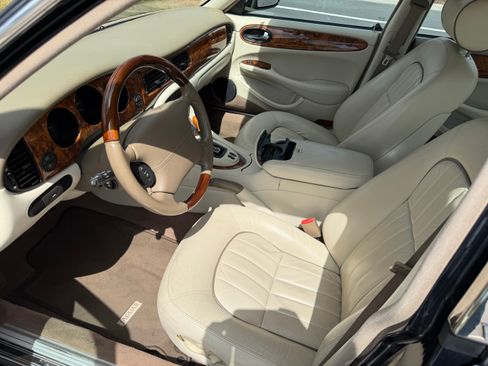 Used 2003 Jaguar XJ8 image 14