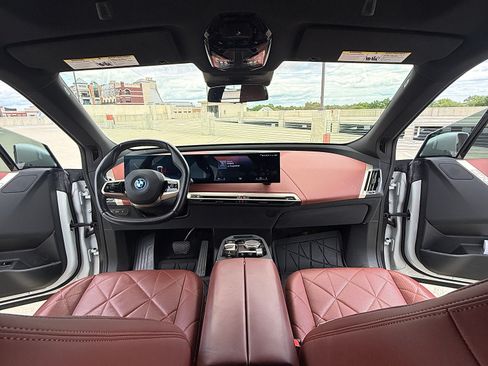 Used 2023 BMW iX xDrive50 w/ Sport Package AWD/4WD image 15