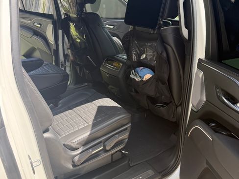 Used 2022 Cadillac Escalade ESV Sport Platinum w/ Heavy-Duty Trailer Package AWD/4WD image 9
