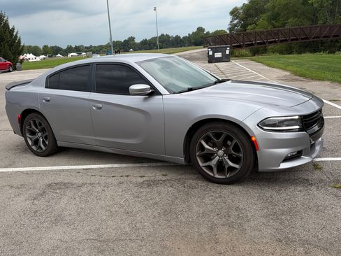 Used 2015 Dodge Charger SXT w/ Driver Confidence Group RWD image 2