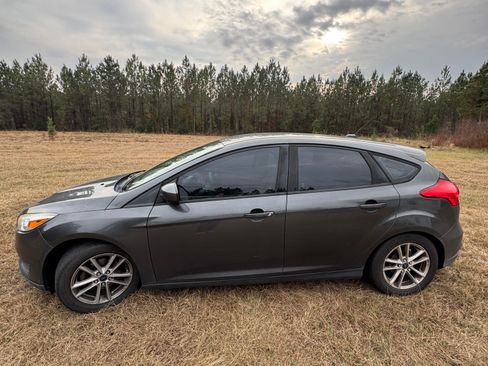 Used 2018 Ford Focus SE image 1