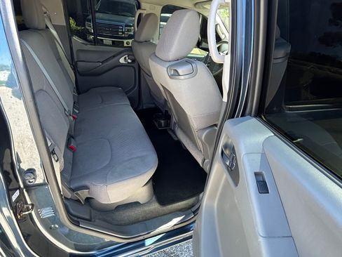 Used 2014 Nissan Frontier SV w/ SV Value Truck Package RWD image 12