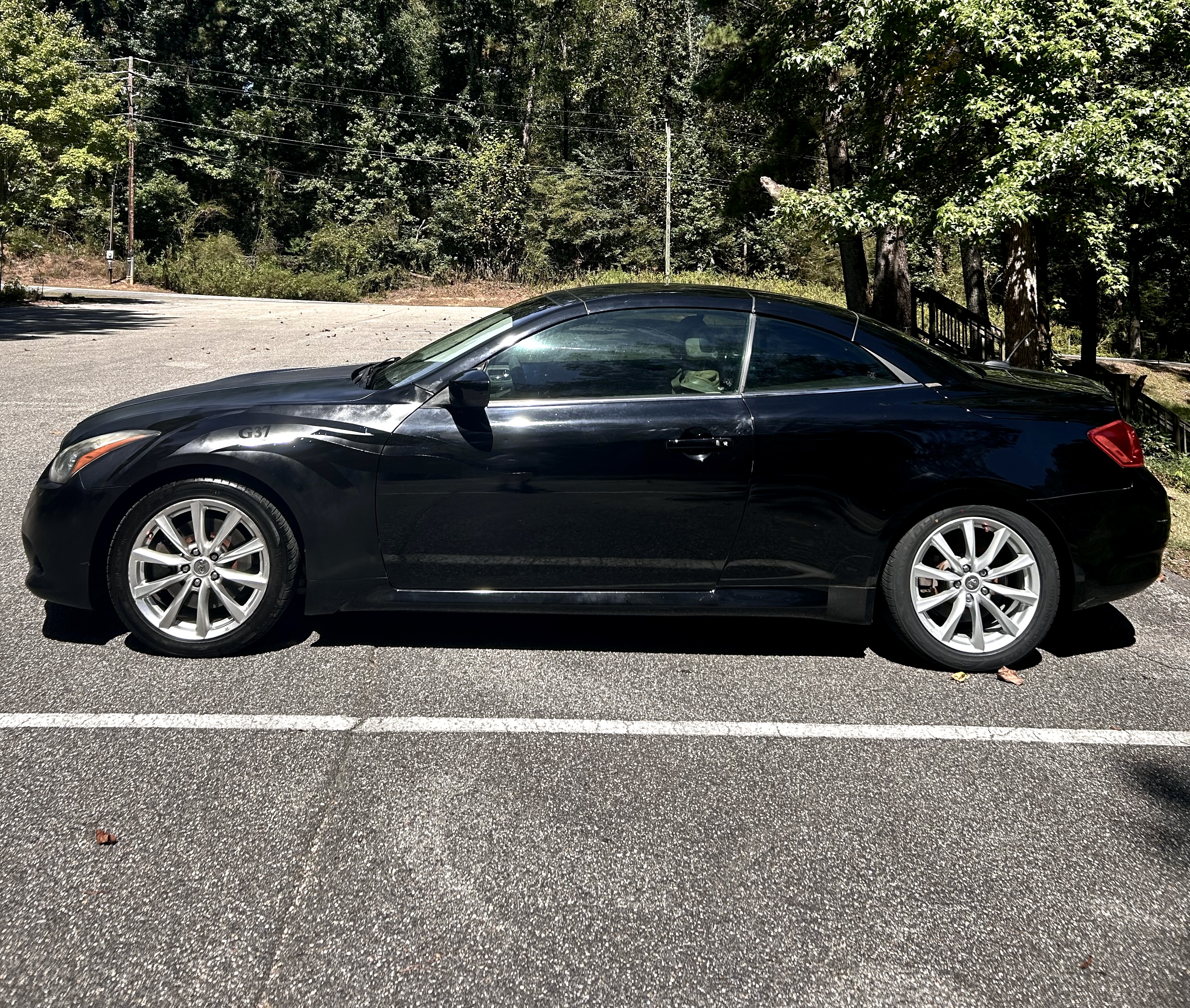 Used 2012 INFINITI G37 Convertible w/ Premium Pkg RWD image 2