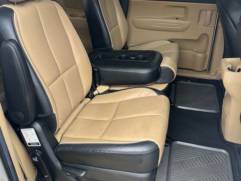 Used 2019 Kia Sedona EX image 11