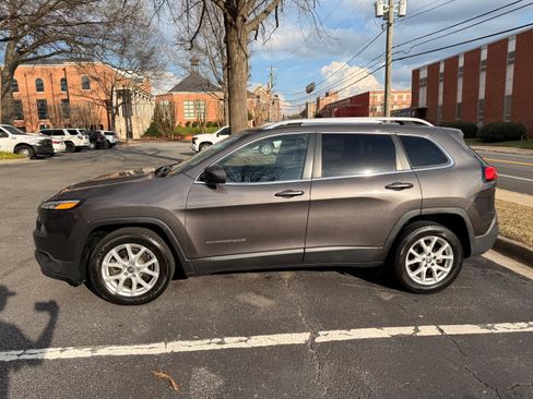Used 2018 Jeep Cherokee Latitude Plus w/ Comfort/Convenience Group image 6