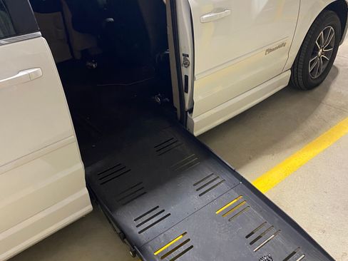 Used 2017 Dodge Grand Caravan SXT image 10