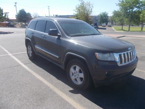 Used 2011 Jeep Grand Cherokee Laredo image 2