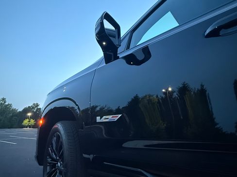 Used 2024 Cadillac Escalade ESV V w/ LPO, ONYX Package image 5