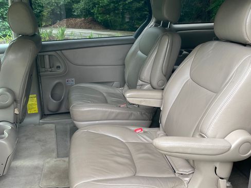 Used 2004 Toyota Sienna XLE FWD image 2