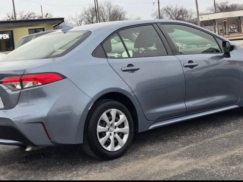 Used 2021 Toyota Corolla LE image 2