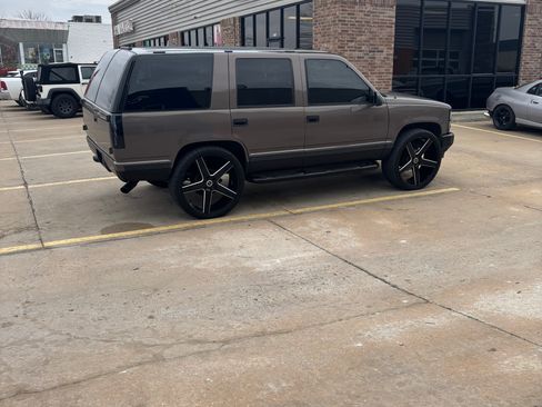 Used 1997 GMC Yukon 4WD 4-Door w/ Marketing Opt Pkg 5 image 8