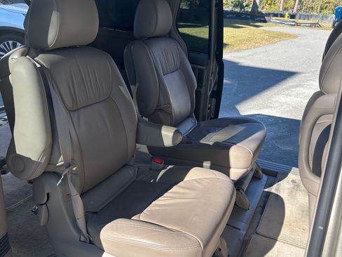 Used 2010 Toyota Sienna XLE Limited image 21