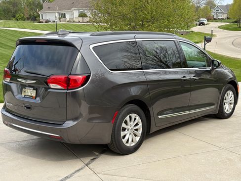 Used 2017 Chrysler Pacifica Touring-L FWD image 2