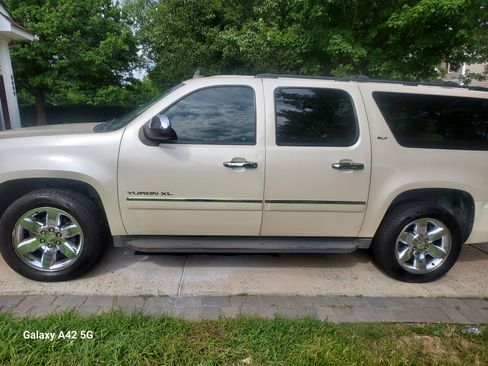 Used 2013 GMC Yukon XL SLT image 1