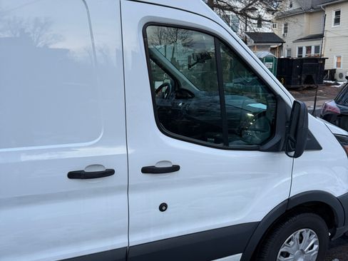 Used 2018 Ford Transit 250 148 Medium Roof image 4