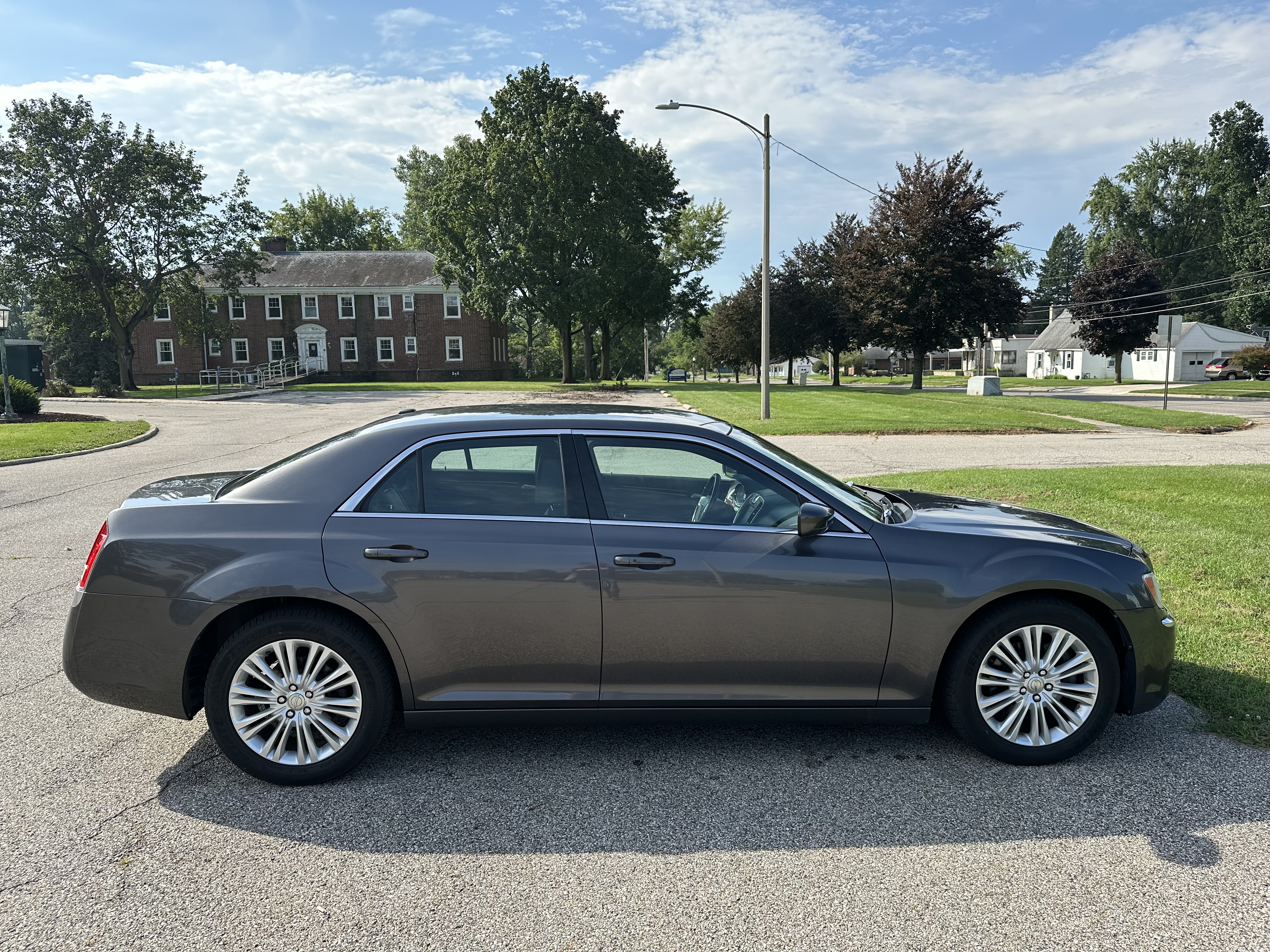 Used 2014 Chrysler 300 AWD w/ Driver Convenience Group image 8