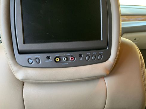 Used 2010 Buick Enclave CXL image 23