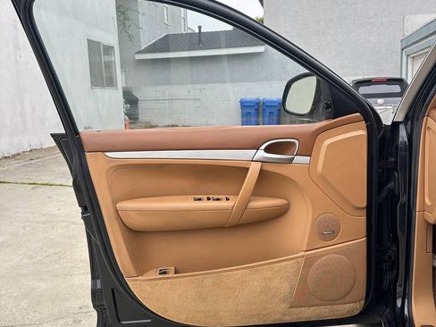Used 2005 Porsche Cayenne Turbo image 17