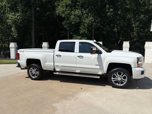 Used 2015 Chevrolet Silverado 2500 High Country AWD/4WD image 2