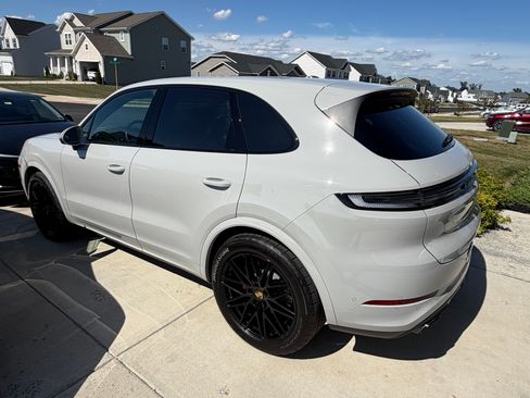 Used 2024 Porsche Cayenne S AWD/4WD image 2