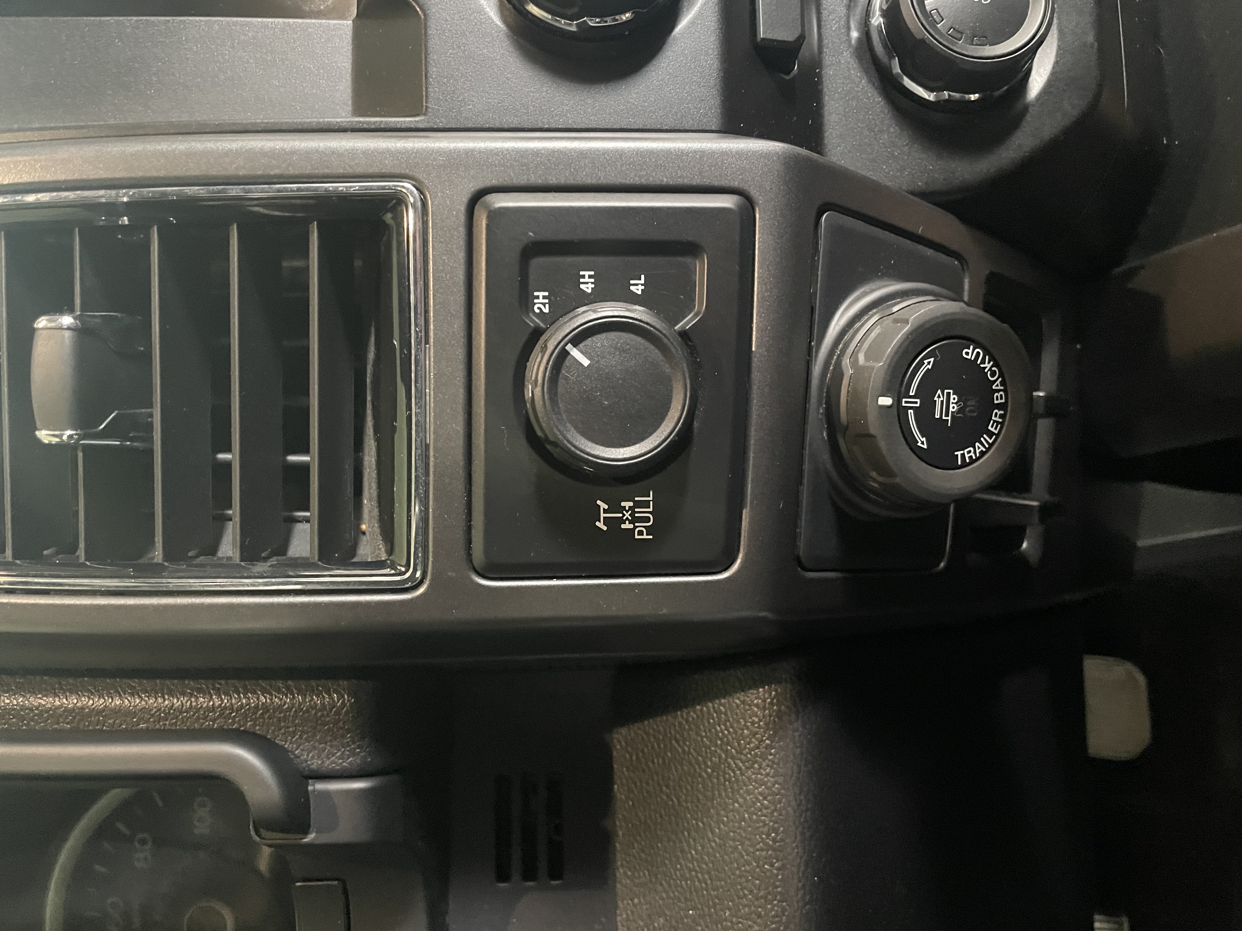 Used 2018 Ford F150 XLT w/ Equipment Group 302A Luxury AWD/4WD image 18