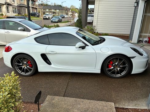 Used 2015 Porsche Cayman S image 2