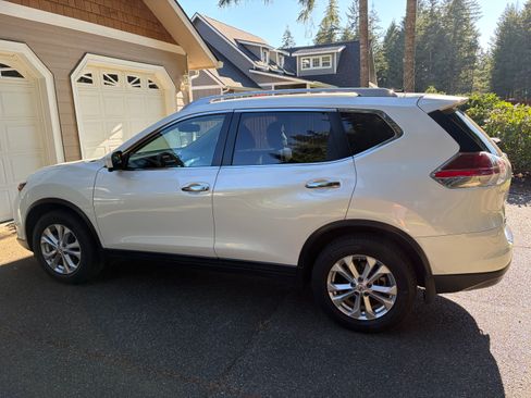Used 2015 Nissan Rogue SV w/ SV Premium Package AWD/4WD image 8
