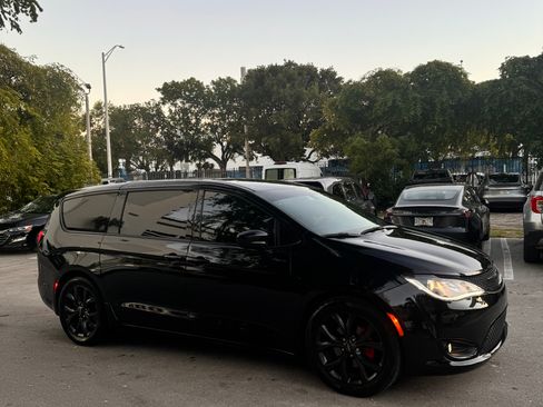 Used 2018 Chrysler Pacifica Touring Plus image 4