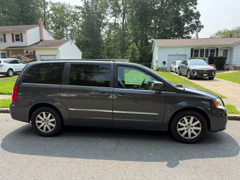 Used 2016 Chrysler Town & Country Touring FWD image 10