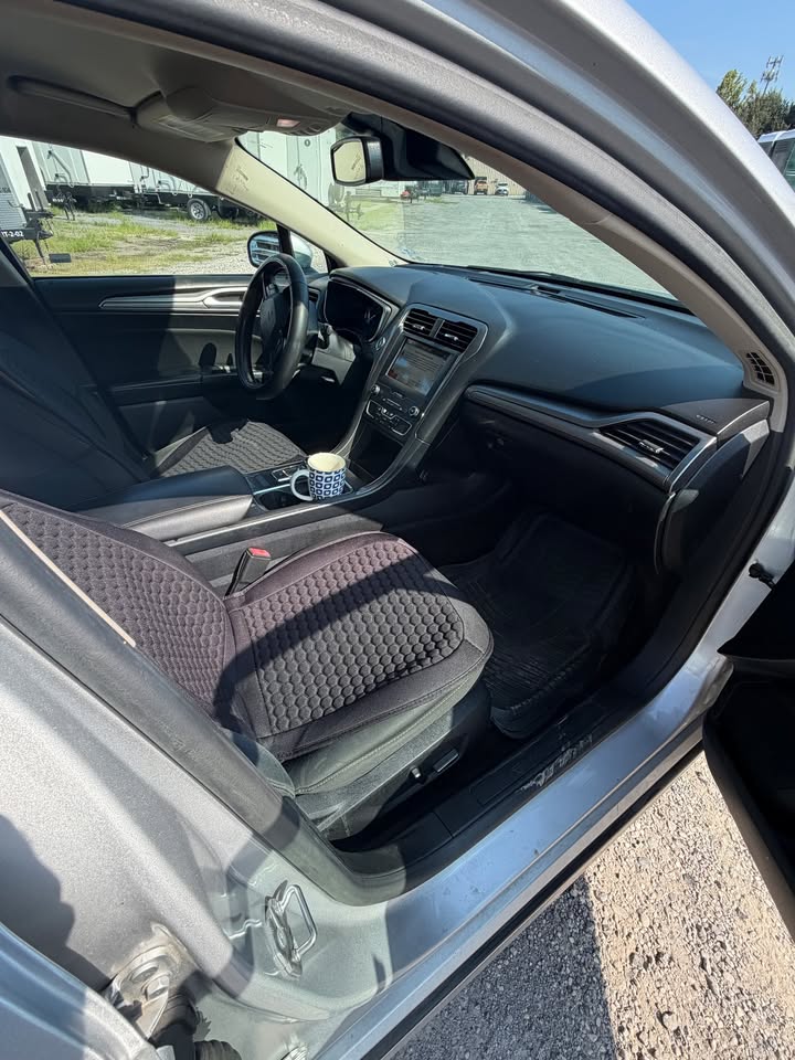 Used 2019 Ford Fusion SE FWD image 6
