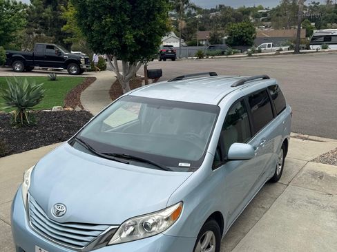 Used 2015 Toyota Sienna LE image 5