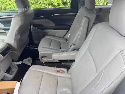 Used 2014 Toyota Highlander Limited Platinum image 9