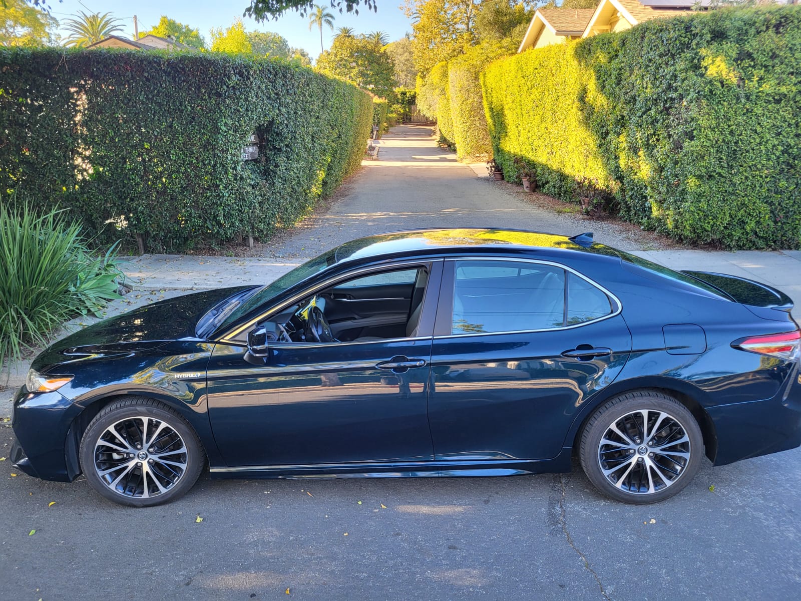 Used 2019 Toyota Camry SE FWD image 2