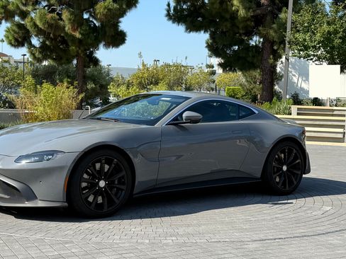 Used 2020 Aston Martin V8 Vantage Coupe image 2