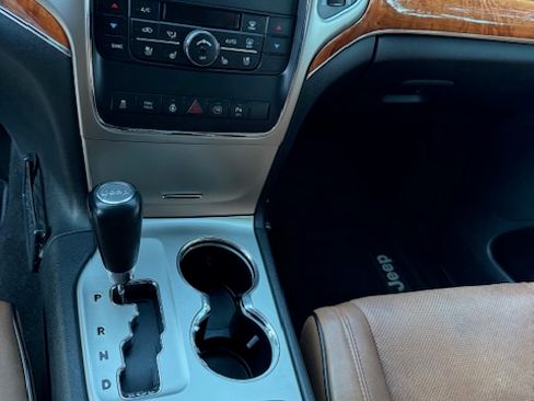 Used 2011 Jeep Grand Cherokee Overland image 16