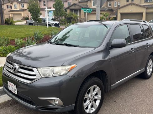 Used 2011 Toyota Highlander SE w/ Tow Pkg FWD image 1