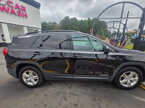 Used 2020 GMC Terrain SLE w/ Driver Convenience Package FWD image 2