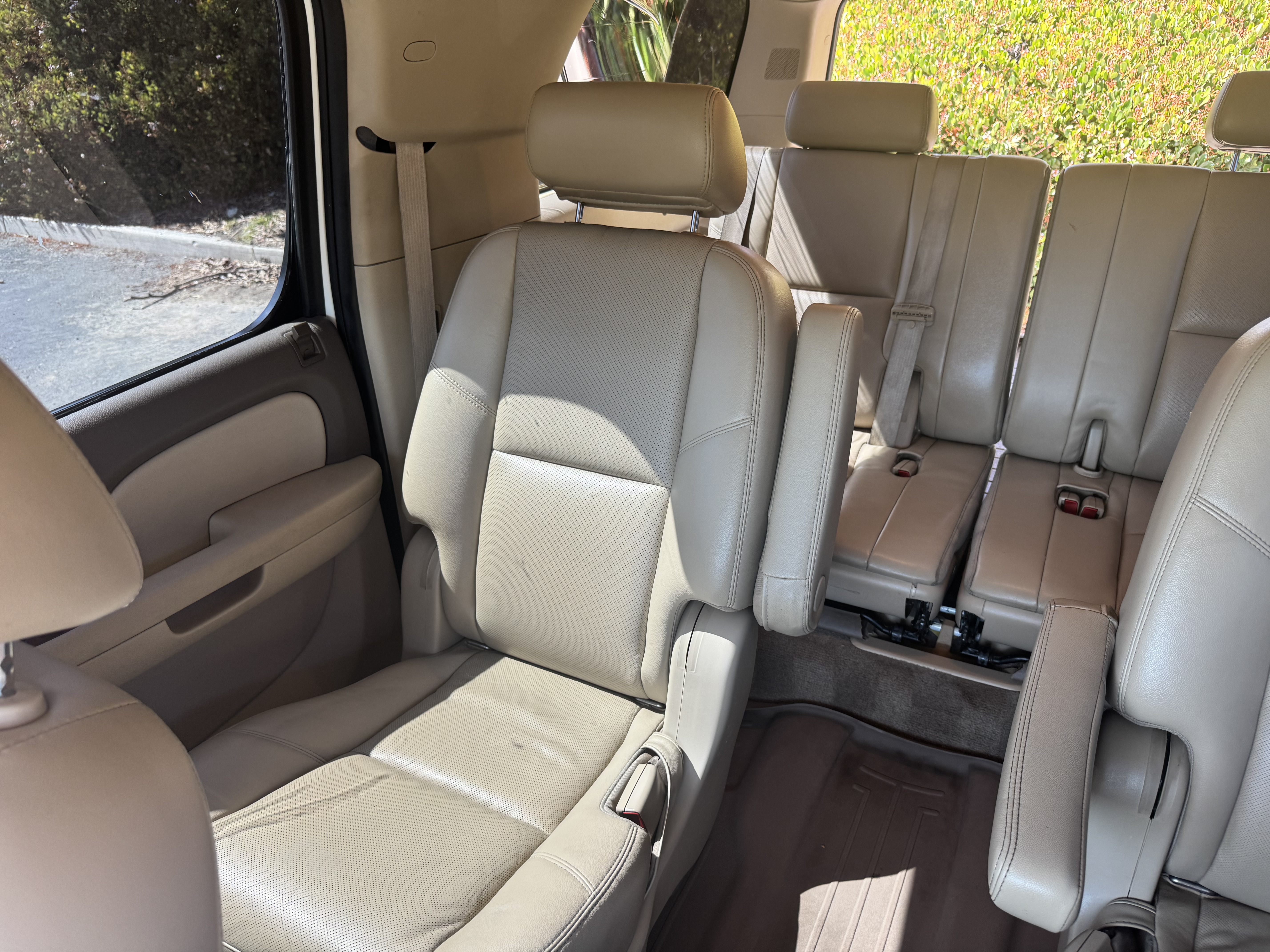 Used 2010 Chevrolet Suburban LTZ RWD image 11