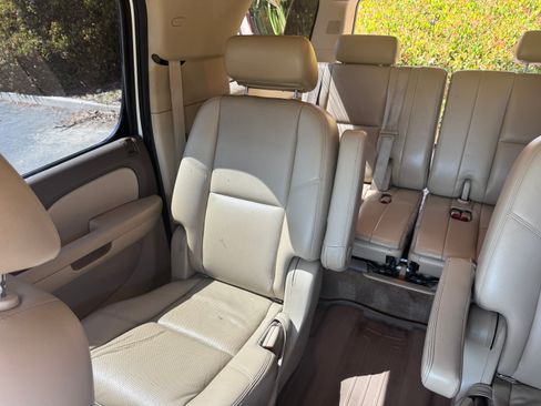 Used 2010 Chevrolet Suburban LTZ RWD image 11