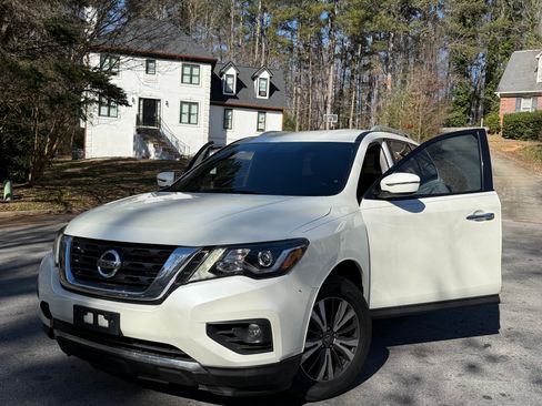 Used 2019 Nissan Pathfinder SV image 2