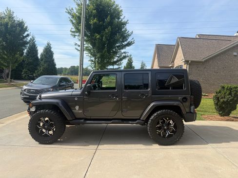 Used 2018 Jeep Wrangler Unlimited Sahara w/ Connectivity Group AWD/4WD image 1