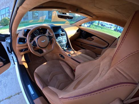 Used 2022 Aston Martin DBS Superleggera RWD image 9