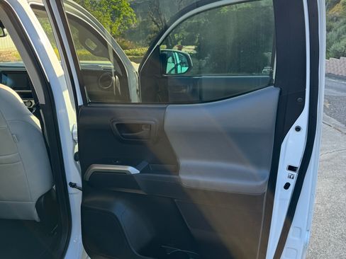 Used 2018 Toyota Tacoma SR5 image 22