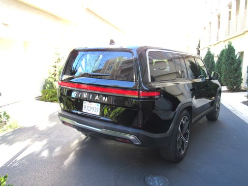 Used 2023 Rivian R1S Adventure image 8