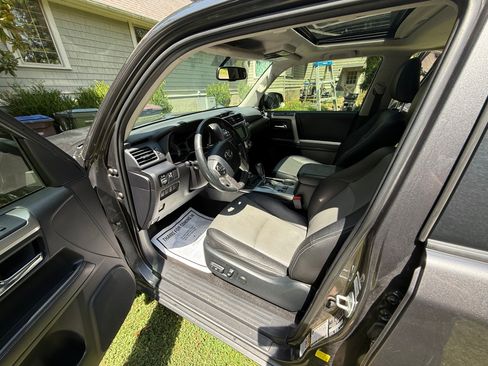 Used 2018 Toyota 4Runner SR5 Premium AWD/4WD image 5
